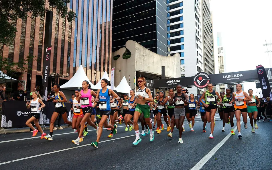 Pelotão de elite na largada da Corrida de São Silvestre, na Avenida Paulista